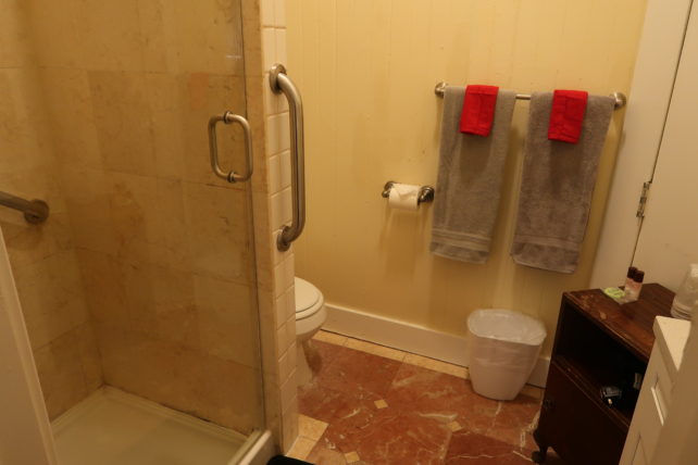 banheiro de quarto privativo do hotel music city em san francisco