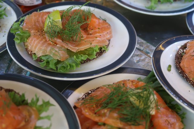 comidas típicas finlandesas - pão de centeio com salmão