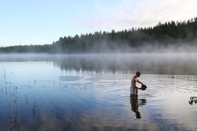 banho no lago depois da sauna finlandesa. foto: Business Finland