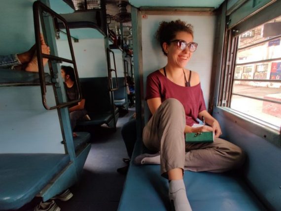 com meu diário de viagem em um trem na Índia