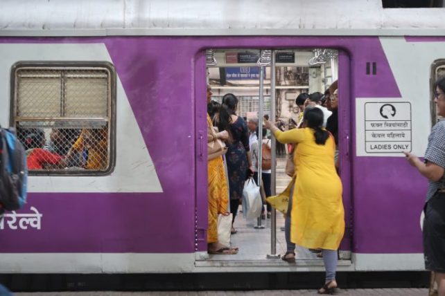 vagão feminino no trem de mumbai