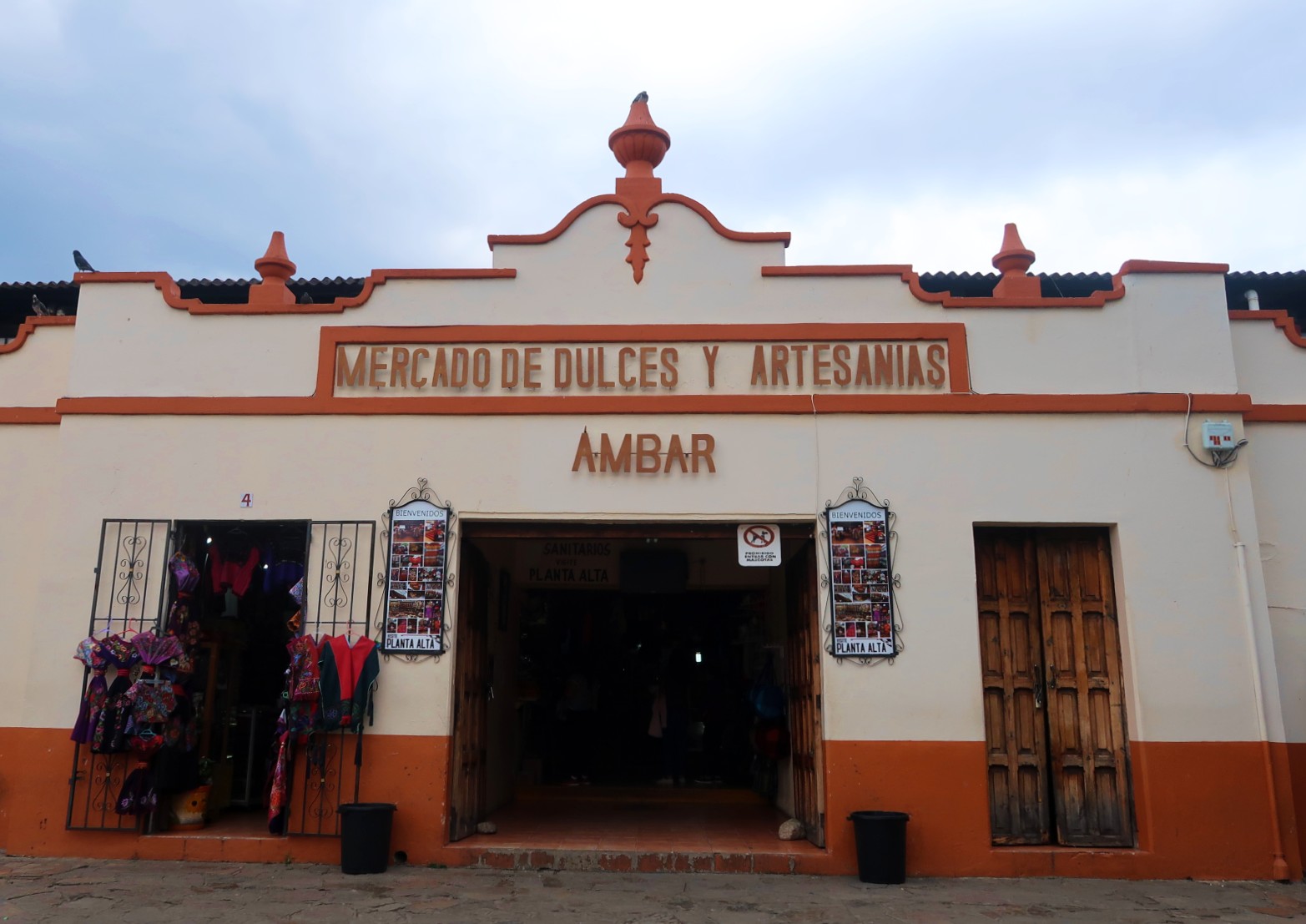 mercado de dulces y artesanías