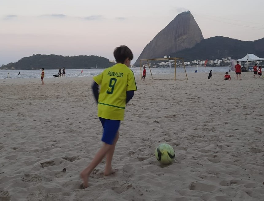 futebol na praia do flamengo